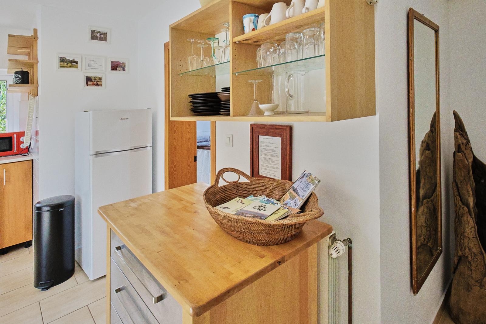 1-apartment-kitchen-shelf